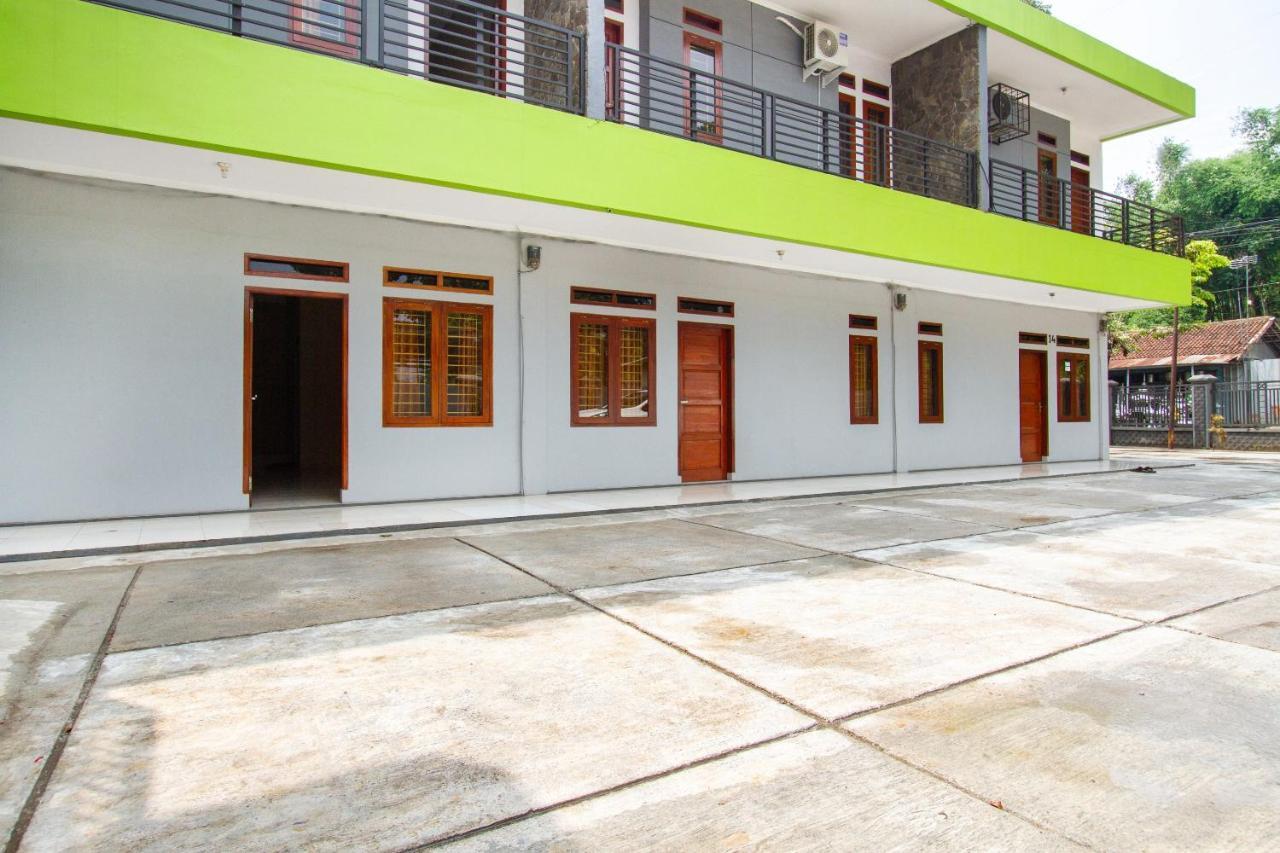 Spot On 2891 999 Guest House Sumedang Bagian luar foto