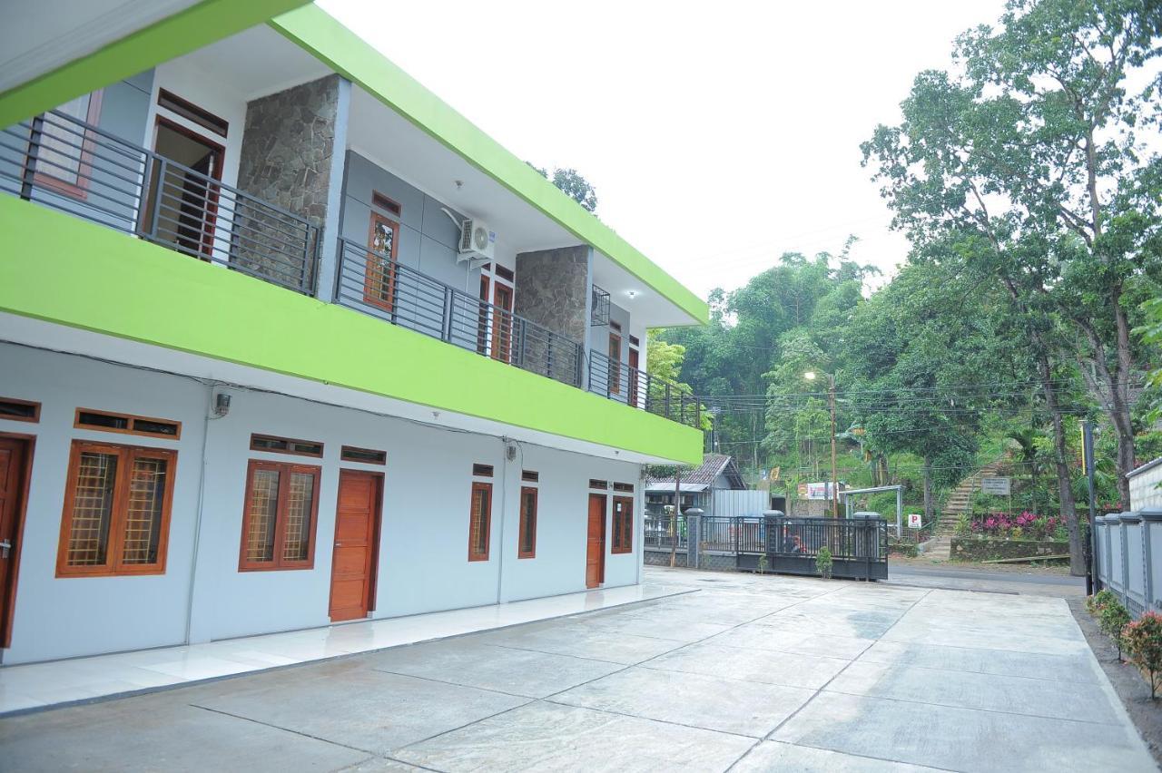 Spot On 2891 999 Guest House Sumedang Bagian luar foto